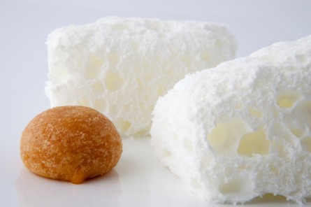 xaxu Subijana "Xaxu" con helado espumoso de coco. En la carta escribe "tradicional producto de la confitería Tolosarra con permiso del maestro confitero Gorrotxategui.