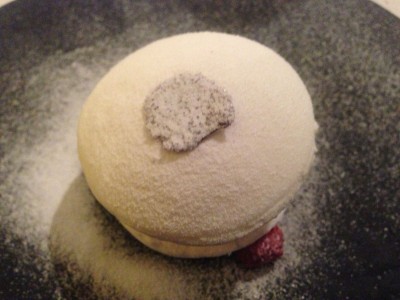 Macaron de coco y canela con helado de violetas y miel de flores. Macaron de coco y canela con helado de violetas y miel de flores.