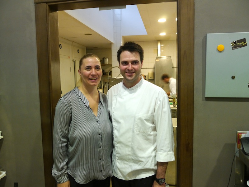 Fran Martínez y Cristina, en la cocina de Maralba.