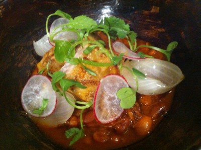 Papada de puerco con frijoles en caldo.