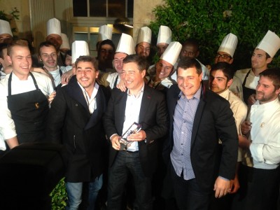 Los hermanos Jordi, Joan y Josep Roca, rodeados por su equipo, tras ser reconocidos como el mejor restaurante del mundo 2013.