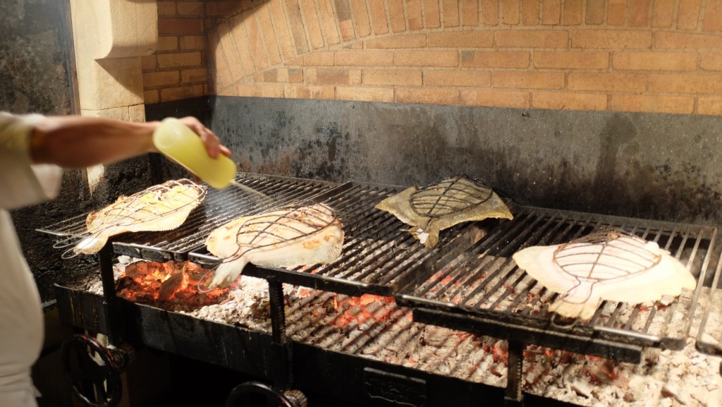 Elkano, de Getaria: Rodaballos en el asador, by Francesc Guillamet