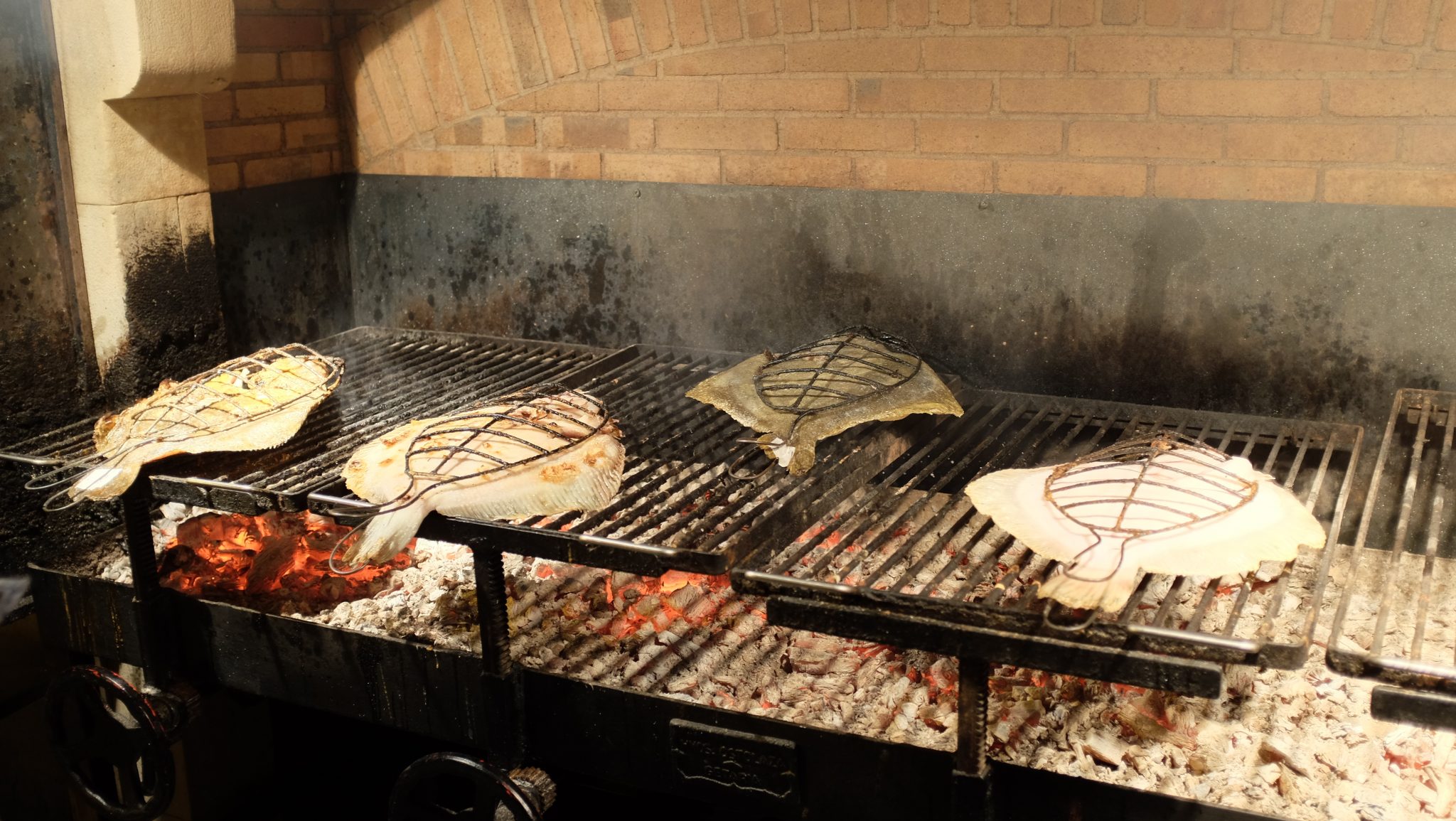 Rodaballos en el asador del Elkano, de Getaria, by Francesc Guillamet
