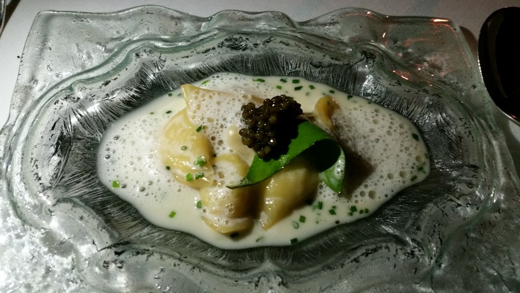 Ravioli de apio, sopa de apio y champagne, ostra y caviar (Vila Joya).