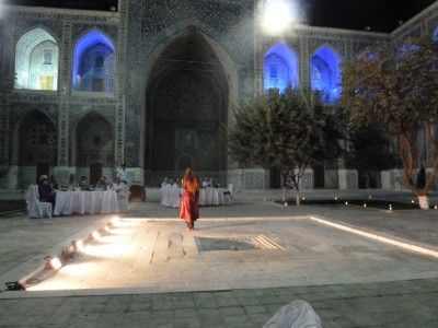 Alucinante desfile de modelos durante la cena en la Madraza Samarkanda.