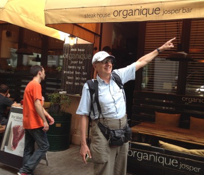El autor del reportaje en la entrada del Organic Josper Bar de Tbilisi