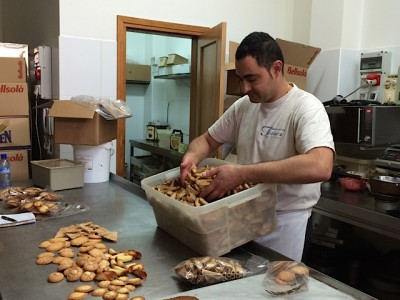 David Ferrer en el interior de su pastelería.