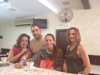 Thelma, Louise y su prima con el pastelero David Ferrer. (1)