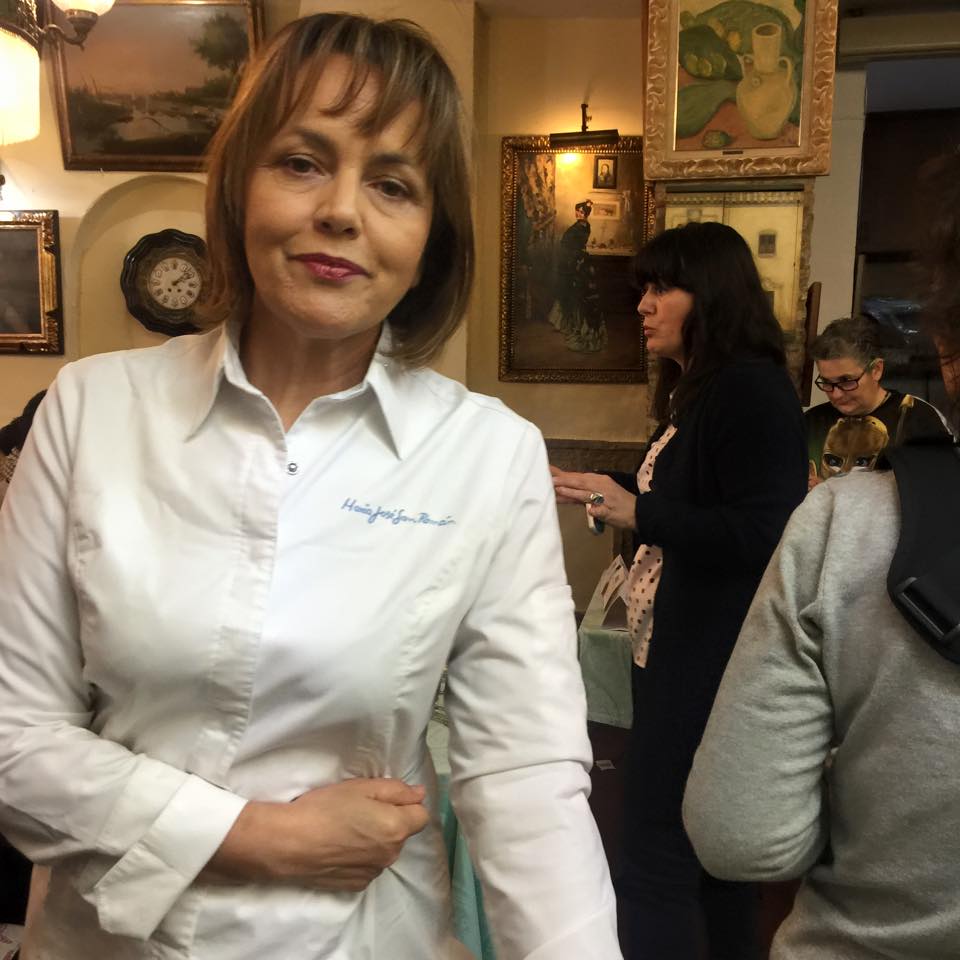 maria jose san roman dirigiendo la cata de aceites en Churrasco