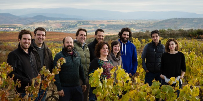 22/10/15 Desde Izquierda: Bryan MacRobert, Arturo Blanco, Oscar Alegre, Tom Puyaubert, Olivier Riviere, Bárbara Palacios, Sandra Bravo, Kike Blanco, Roberto Oliván y Eva Valgañon. Asociación de bodegueros, Rioja 'n' Roll, Baños de Ebro, Alava, País Vasco, España. Foto de James Sturcke | www.sturcke.org