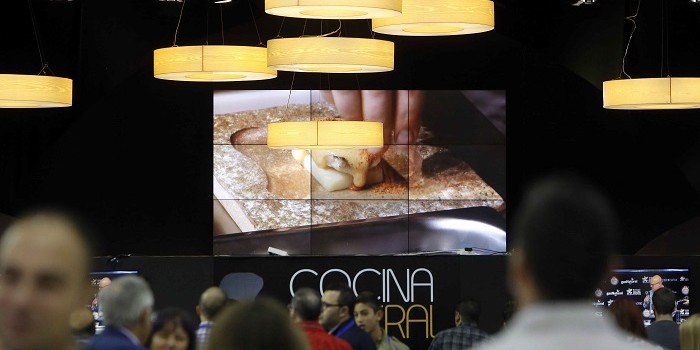 Domingo 15-11-15. Gastrónoma se reinventa para convertirse en el gran evento de la gastronomía. Un foro abierto para que grandes cocineros, fabricantes, distribuidores, pequeños comerciantes y artesanos posición en Valencia a la cabeza de la cultura gastronómica. Una muestra pensada para que profesionales de la gastronomía y público gourmet experimenten y disfruten con catas, talleres, cocina en directo, debates y mucho más. (Photo: Alberto Sáiz)