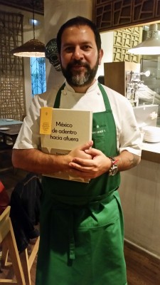 Enrique Olvera con su libro