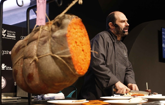 Lunes 16-11-15. Gastrónoma se reinventa para convertirse en el gran evento de la gastronomía. Un foro abierto para que grandes cocineros, fabricantes, distribuidores, pequeños comerciantes y artesanos posición en Valencia a la cabeza de la cultura gastronómica. Una muestra pensada para que profesionales de la gastronomía y público gourmet experimenten y disfruten con catas, talleres, cocina en directo, debates y mucho más. (Photo: Alberto Sáiz)