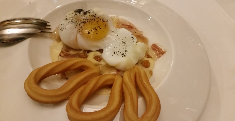 Huevo con churros (El granaino)
