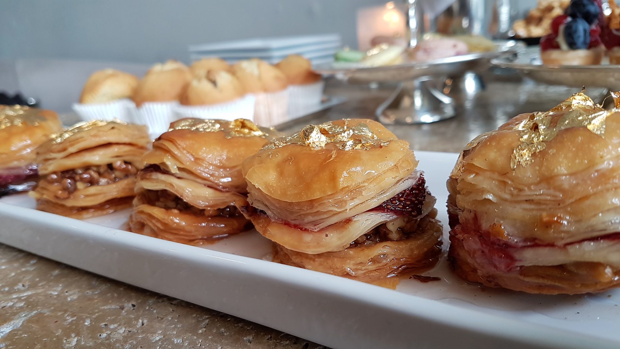 Baklava rellena de fresas (Dolce)