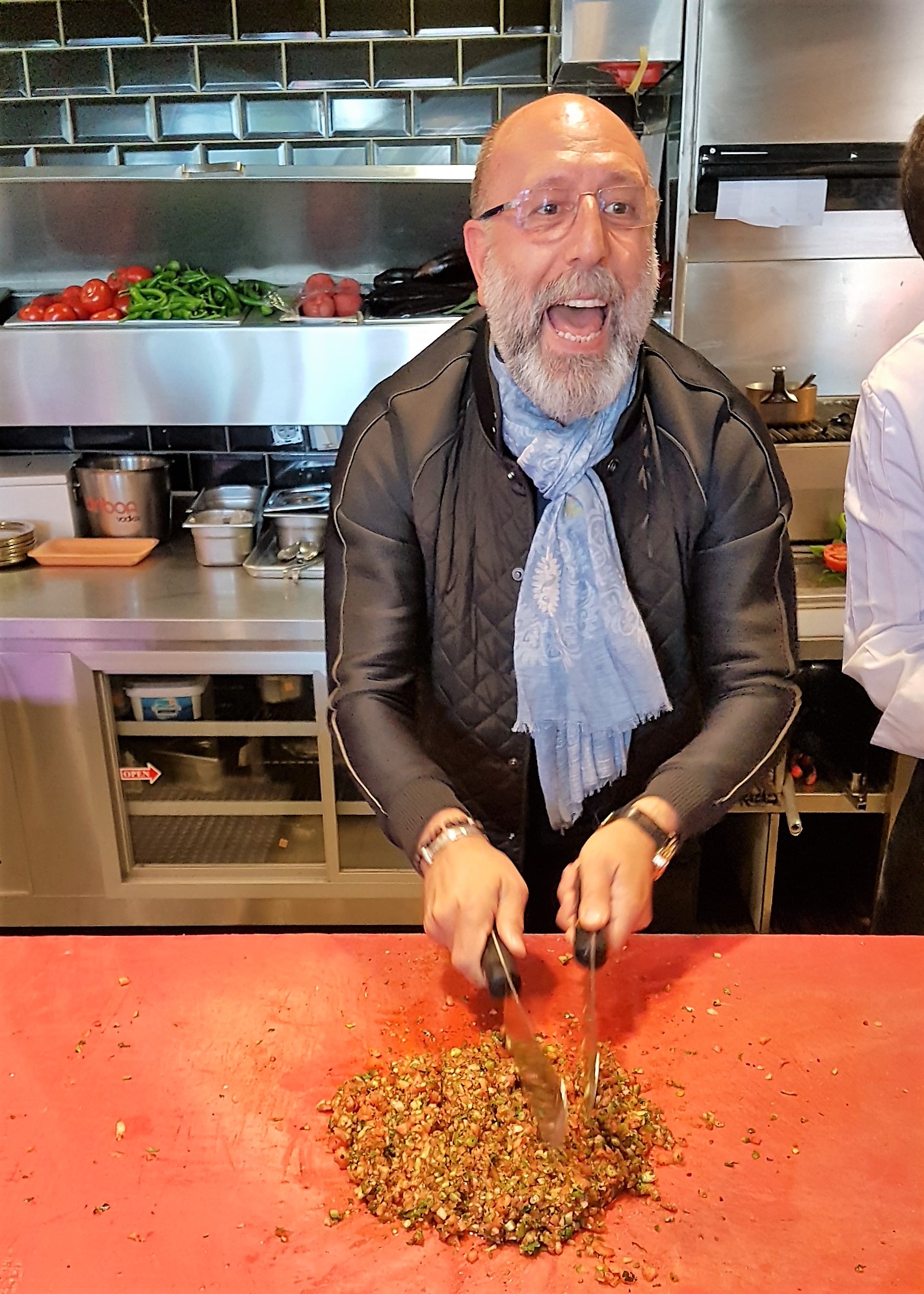 Cuneyt Bey picando carne (Günaydin)