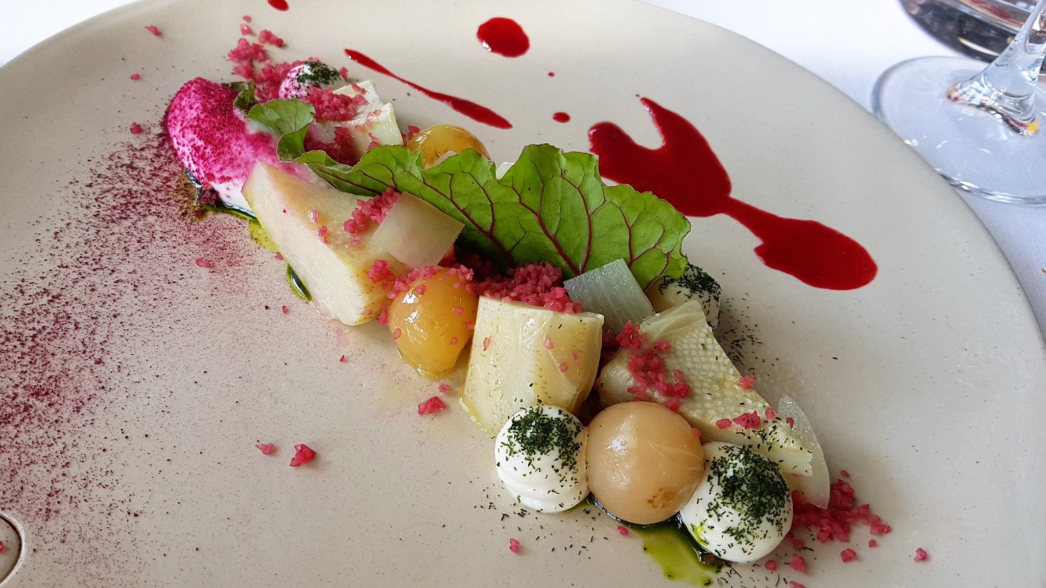 Yellow cherries y alcachofa (Neolokal)