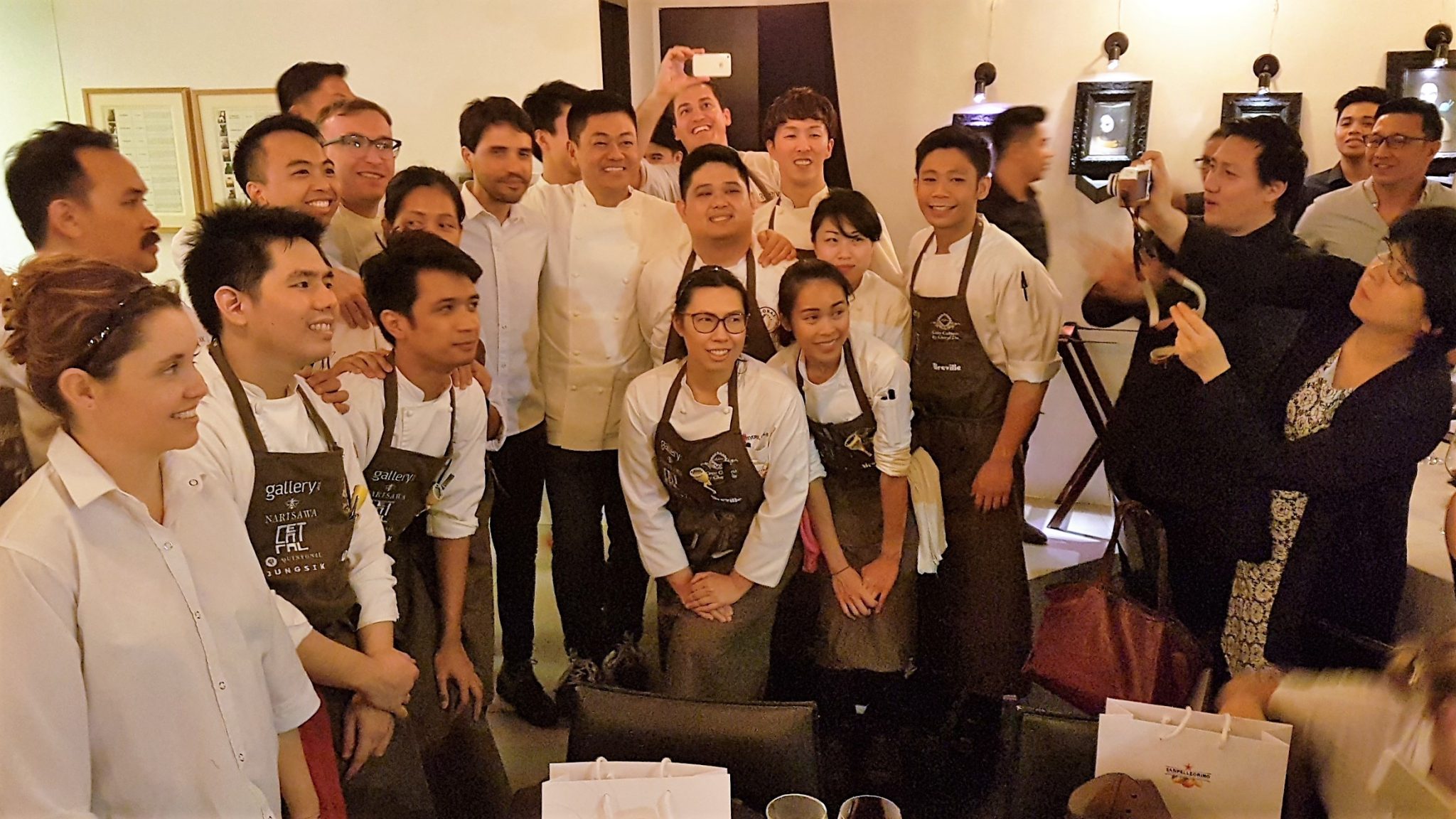 Chele, Virgilio y narisawa con el equipo del Gallery Vask
