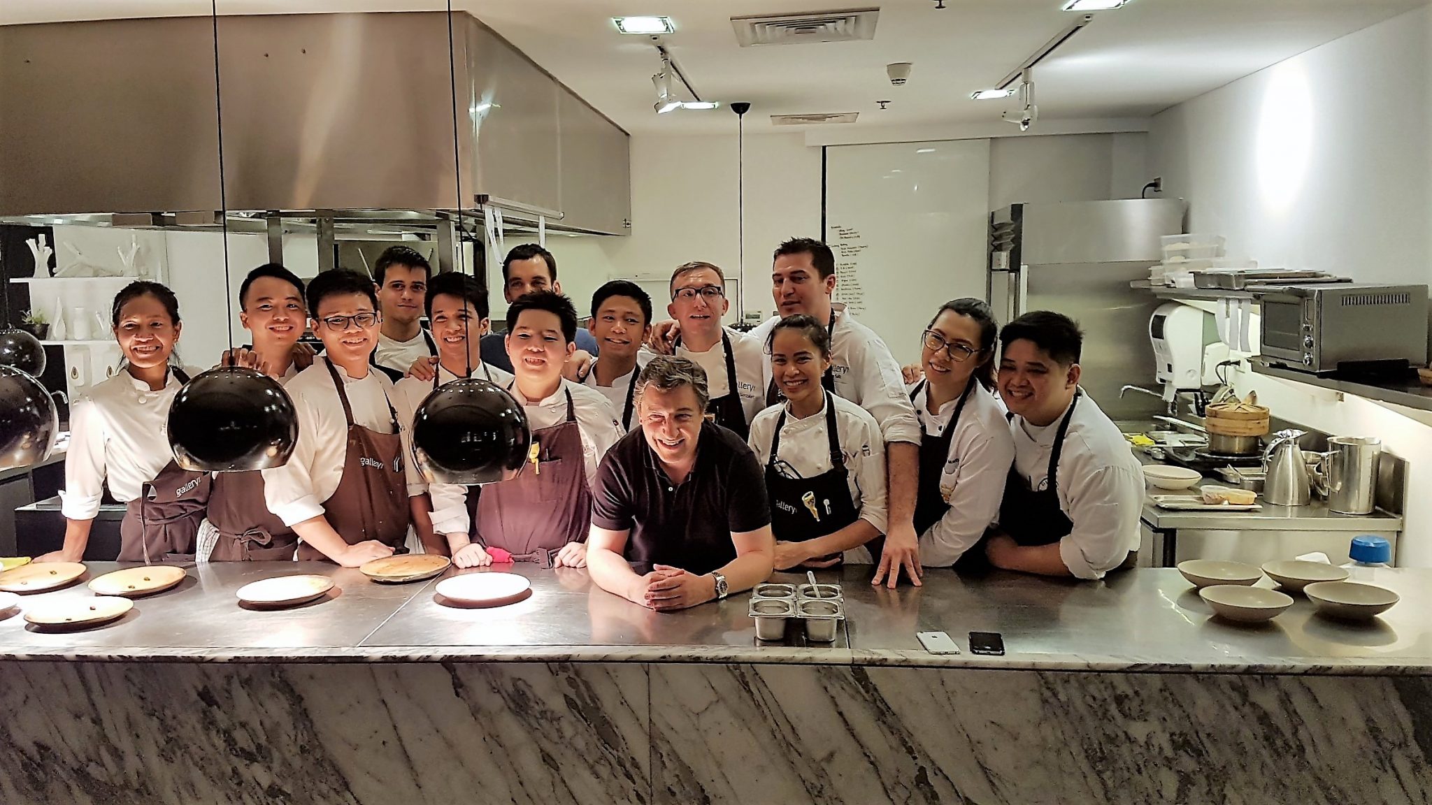 Chele y Joan Roca (centro) con el equipo de Gallery Vask