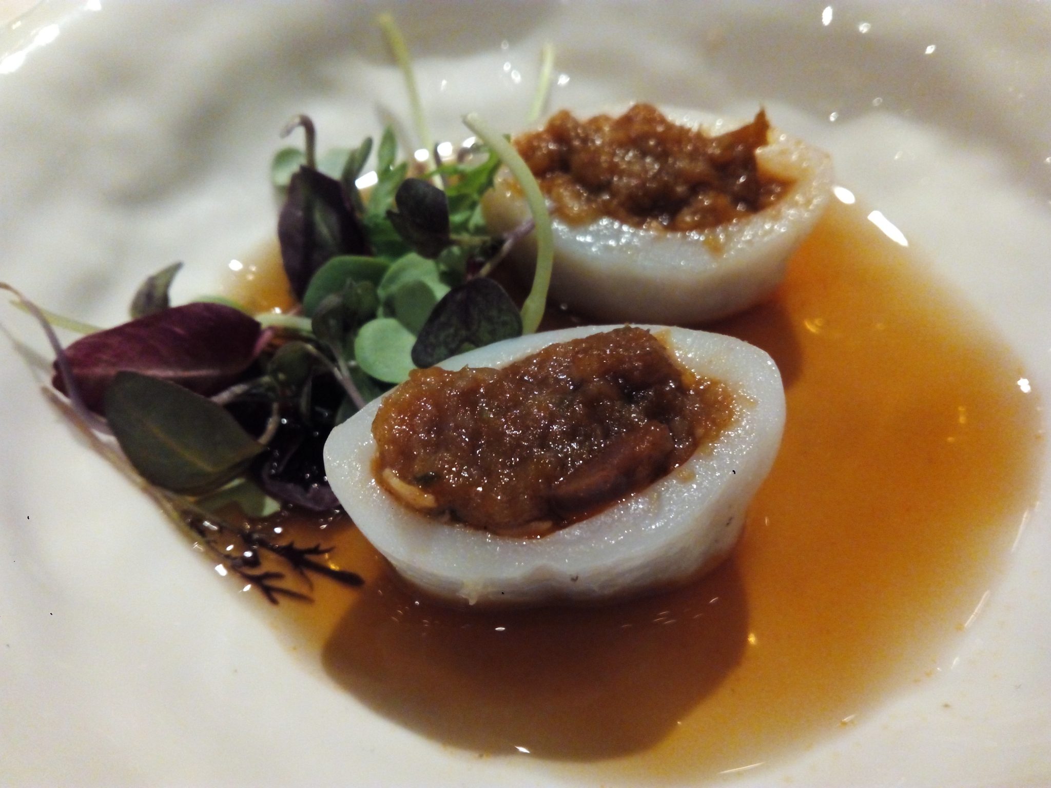 Chipirón relleno de careta de cerdo con infusión de caza - Dani García- (Foto: Pilar Salas)