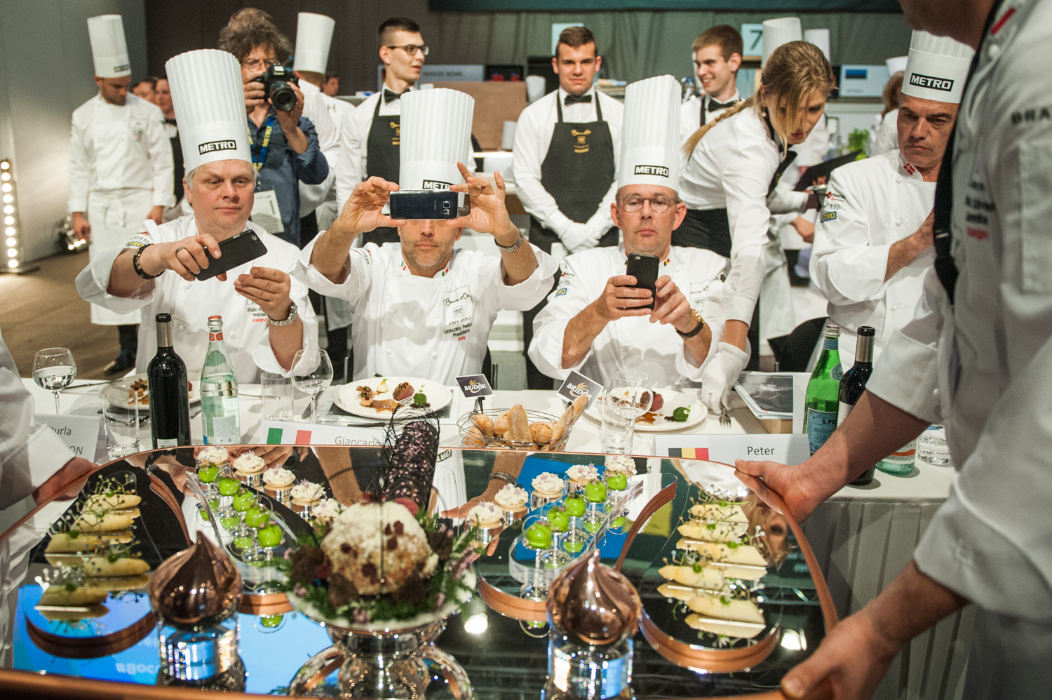 JURADOS FOTOGRAFIANDO UNA DE LAS BANDEJAS DE CARNE. Foto: Organización Bocuse d'Or