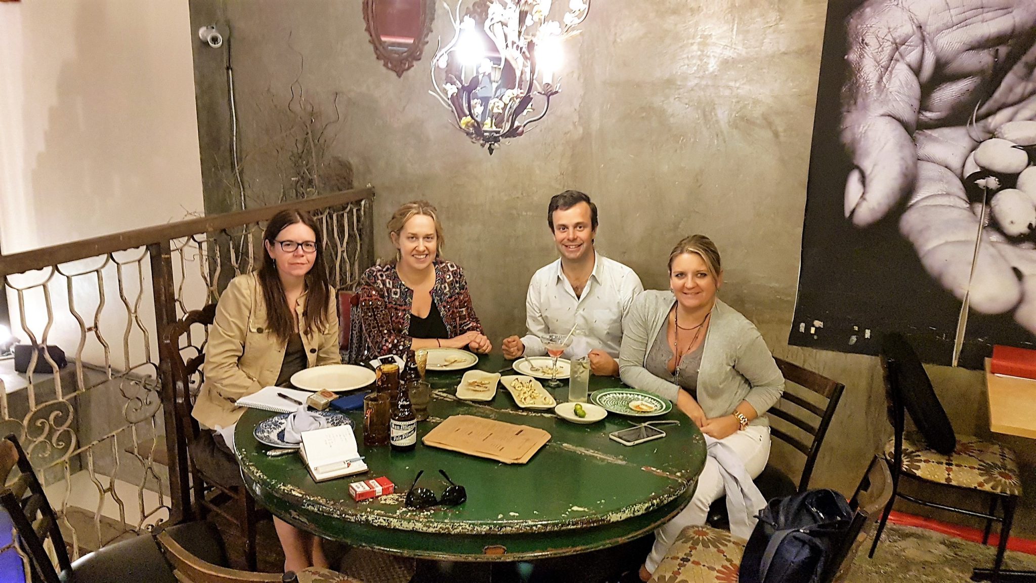 Pilar, Marta, Álvaro e Hirka, el filipino team, en Grace Park de Margarita Forés