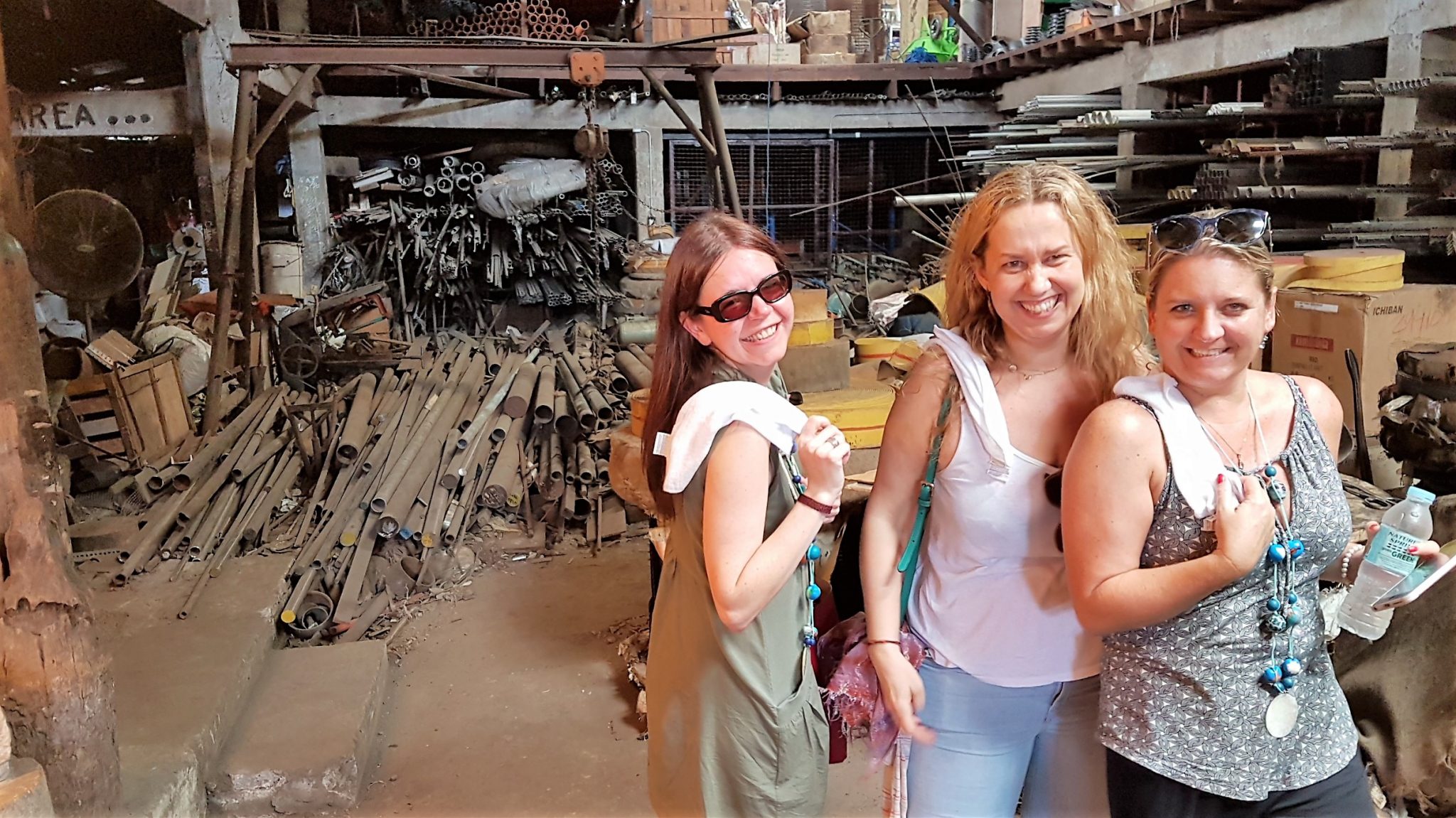 Pilar, marta e Hirka en la chatarrería que oculta la casa más antigua de Filipinas