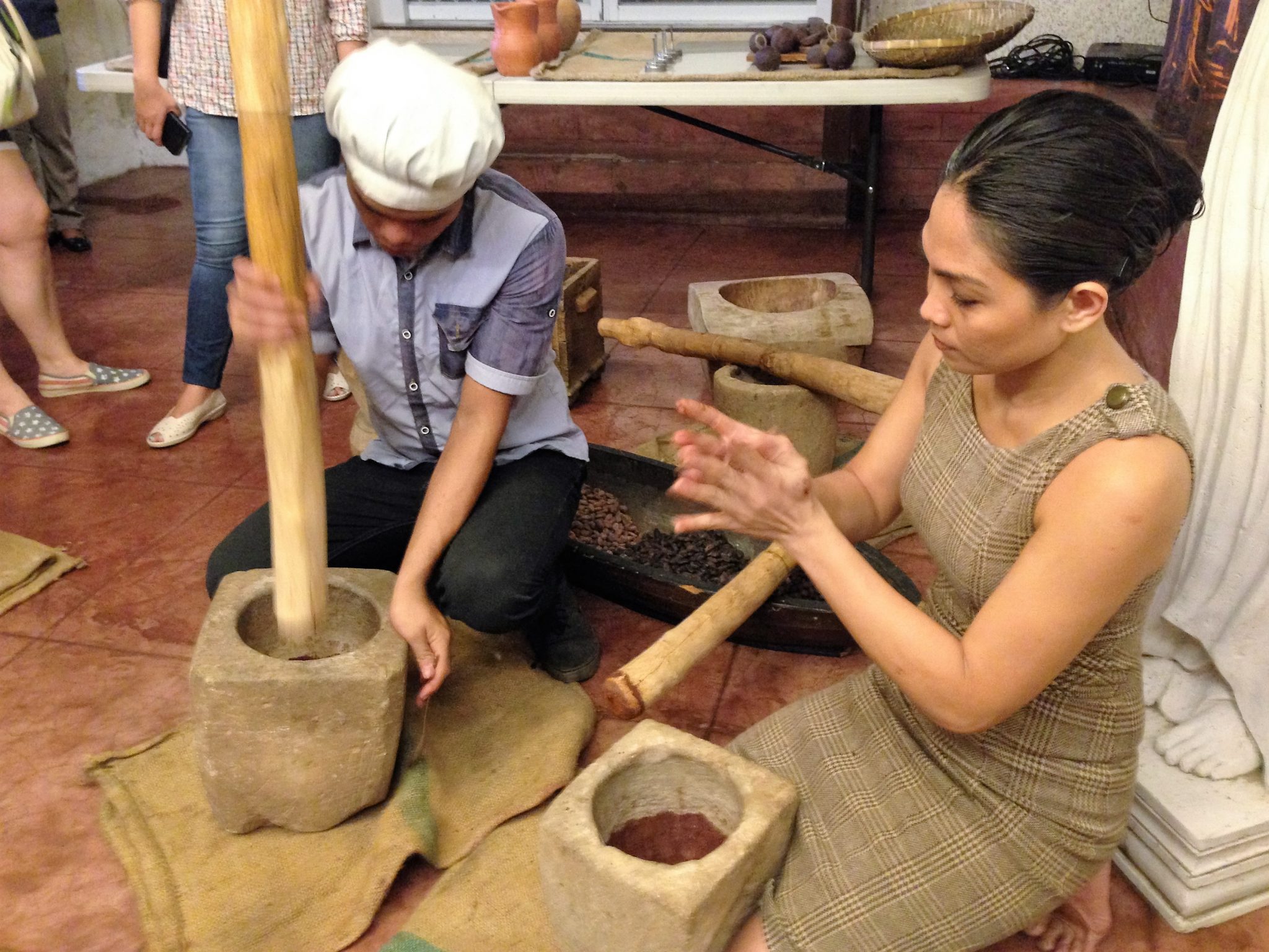 Raquel Choa elaborando cacao en Cebú