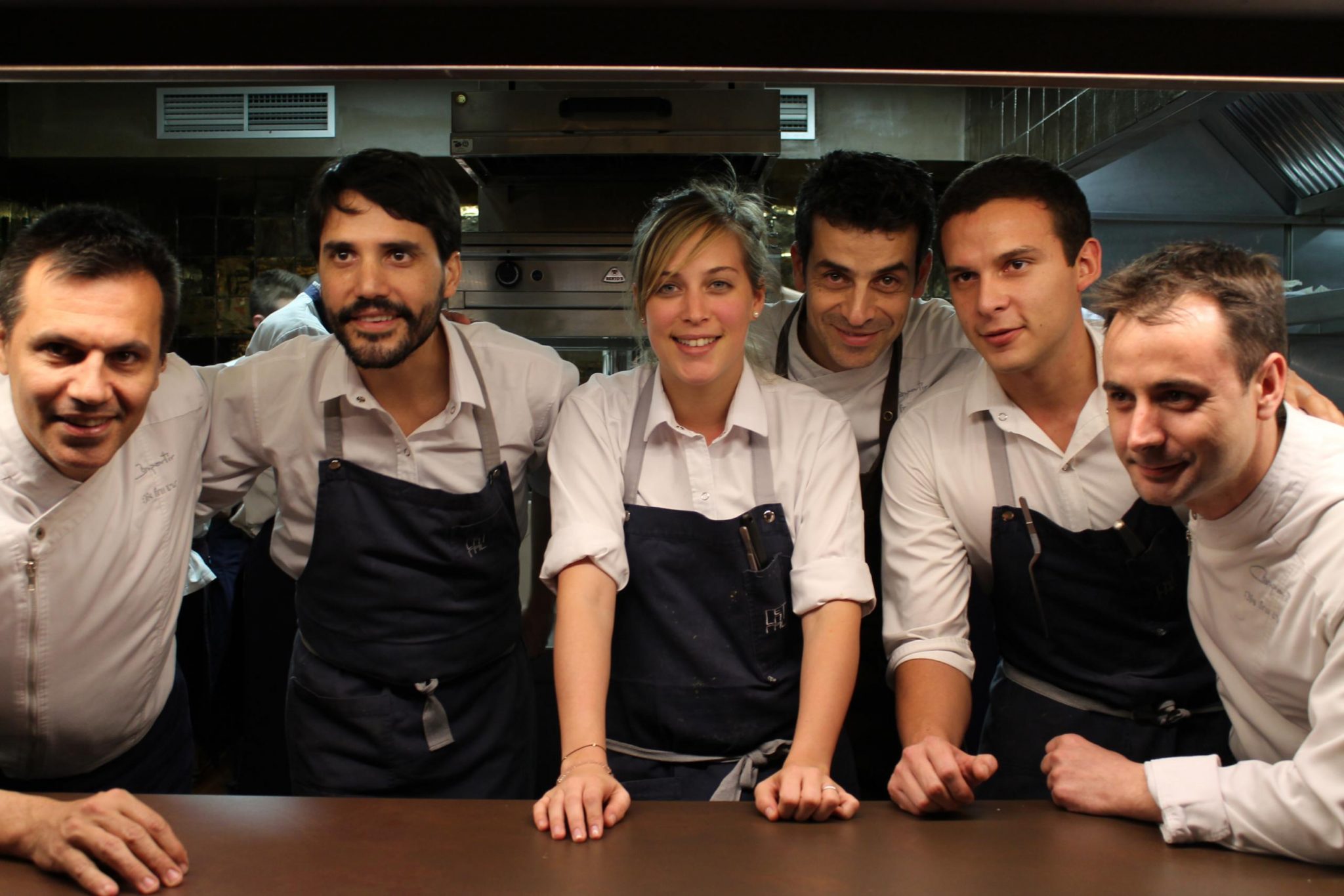 Los equipos de Disfrutar y Central, en la cena barcelonesa. Foto David Salvador