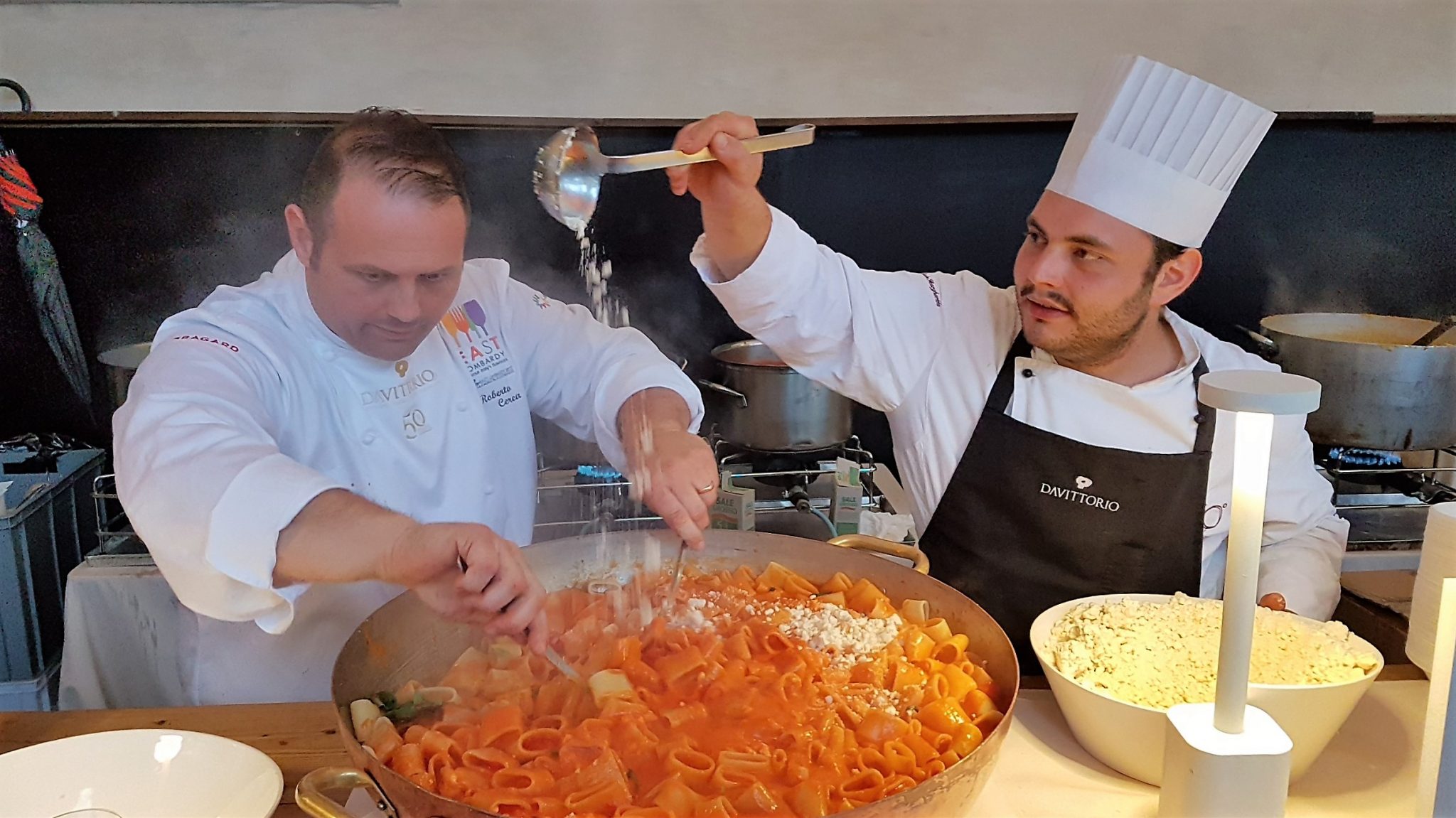 Mantecando los paccheri de Da Vittorio. Bérgamo. Foto Xavier Agulló