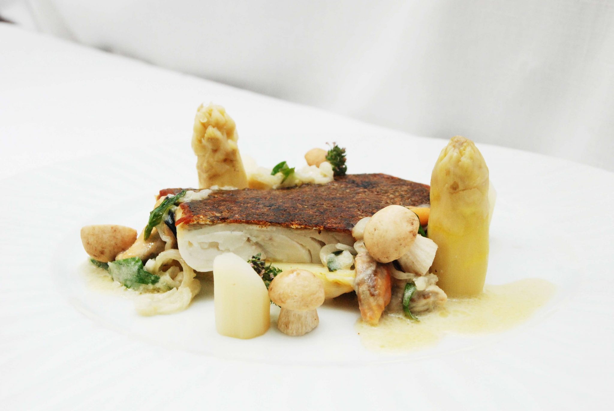 Rodaballo con espárragos y setas de San Jorge