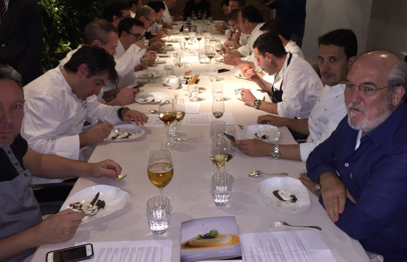Momento de la cena con Albert Adrià y Fernando Huidobro en primer término