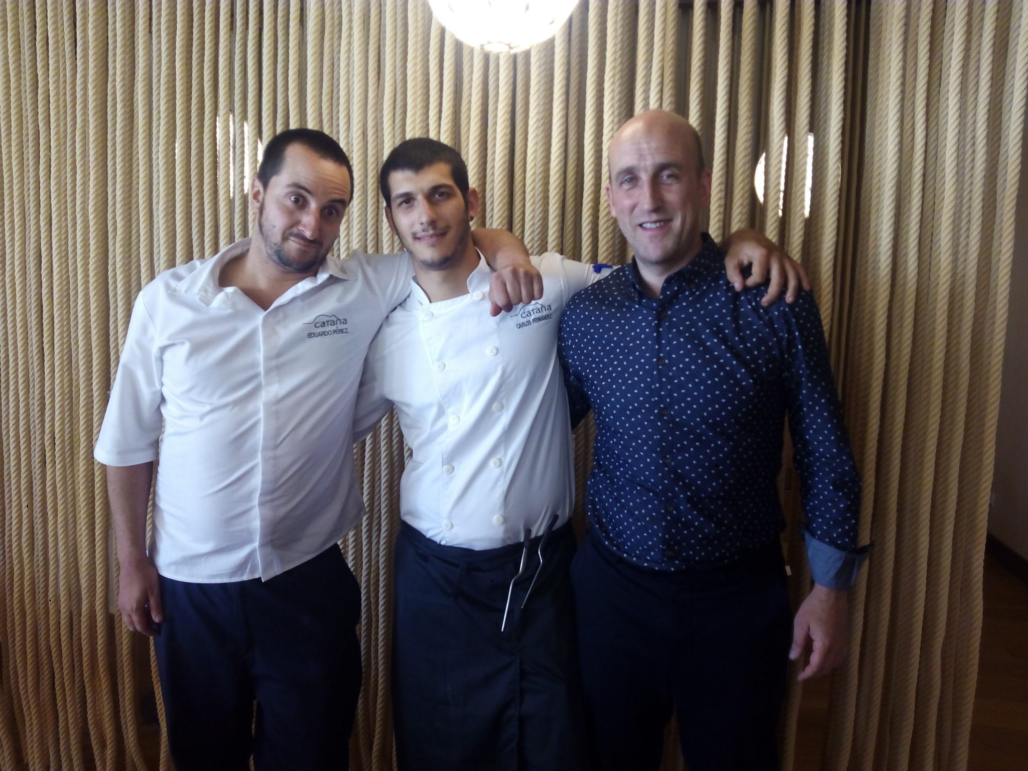 Eduardo Pérez (parrillero), Carlos Fernández (jefe de cocina) y Aitor Arregui. Foto: Pilar Salas
