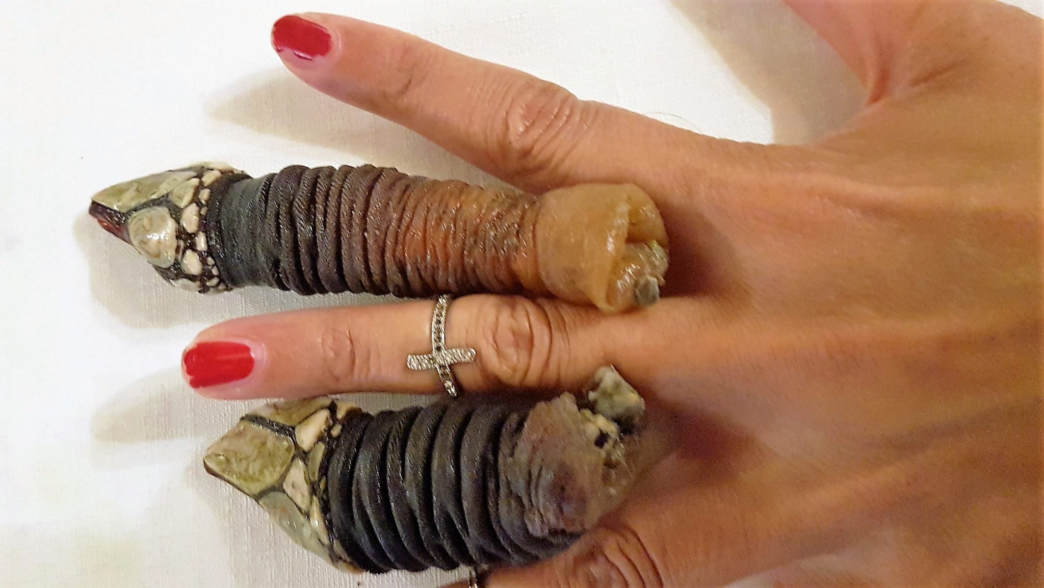 La mano de Eva y los percebes. El Bodegón. Daimiel. Foto Xavier Agulló.
