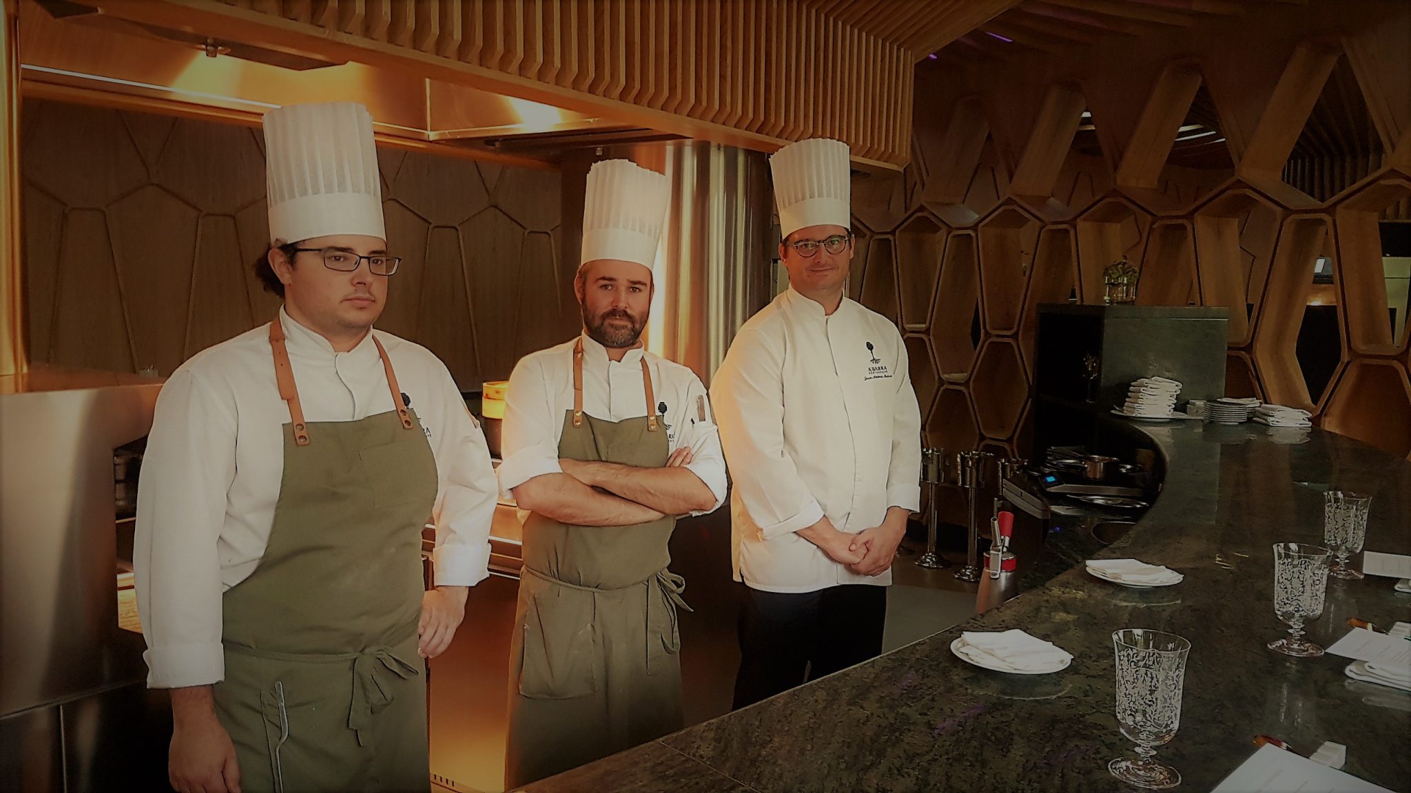 Juan Antonio Medina y su equipo de la barra. A' Barra. Madrid. Foto: Xavier Agulló.