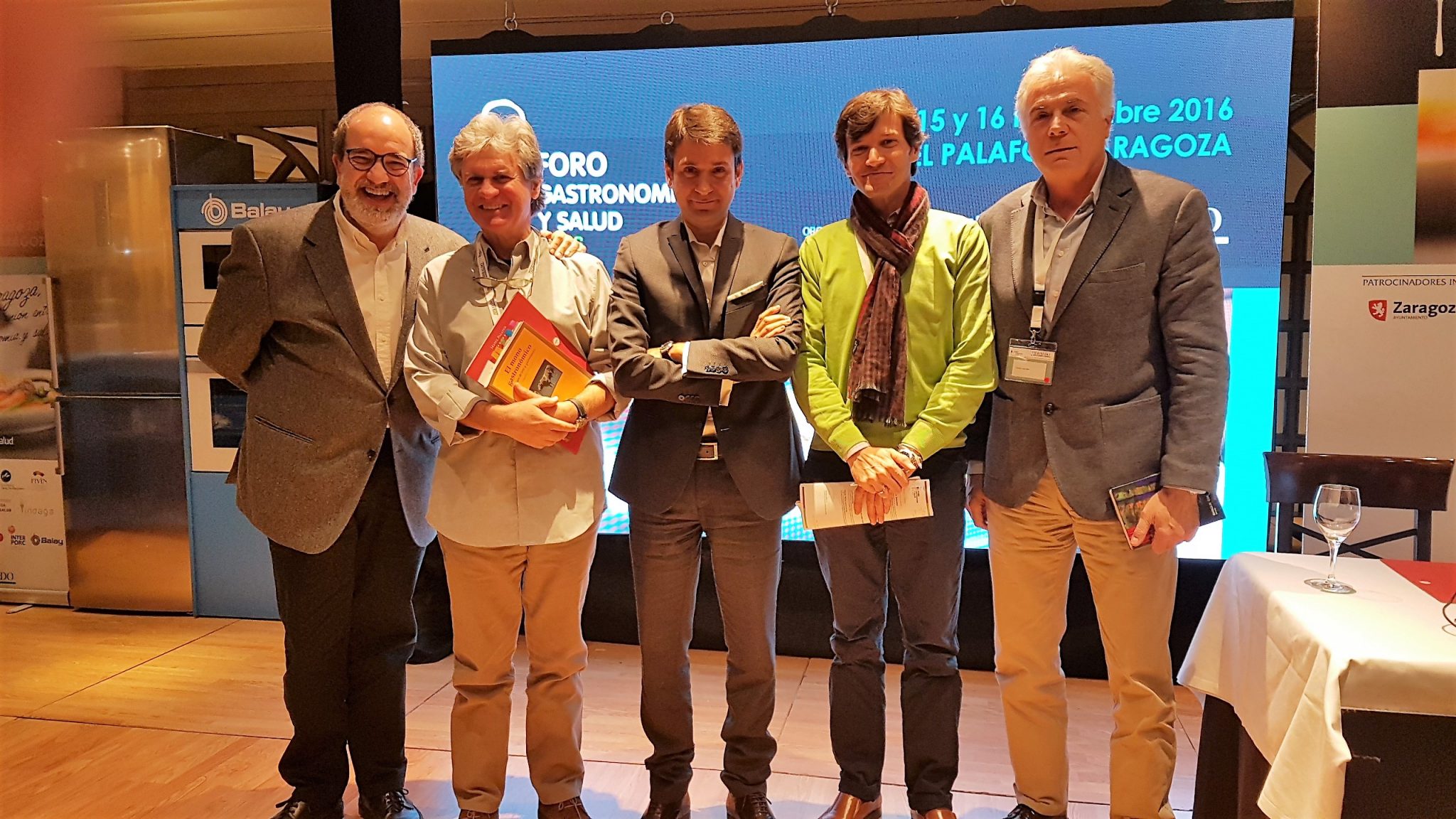 Juan Barbacil (izquierda) con algunos de los ponentes. Foro Gastronomía y Salud 2016. Hotel Palafox. Zaragoza. Foto: Xavier Agulló.