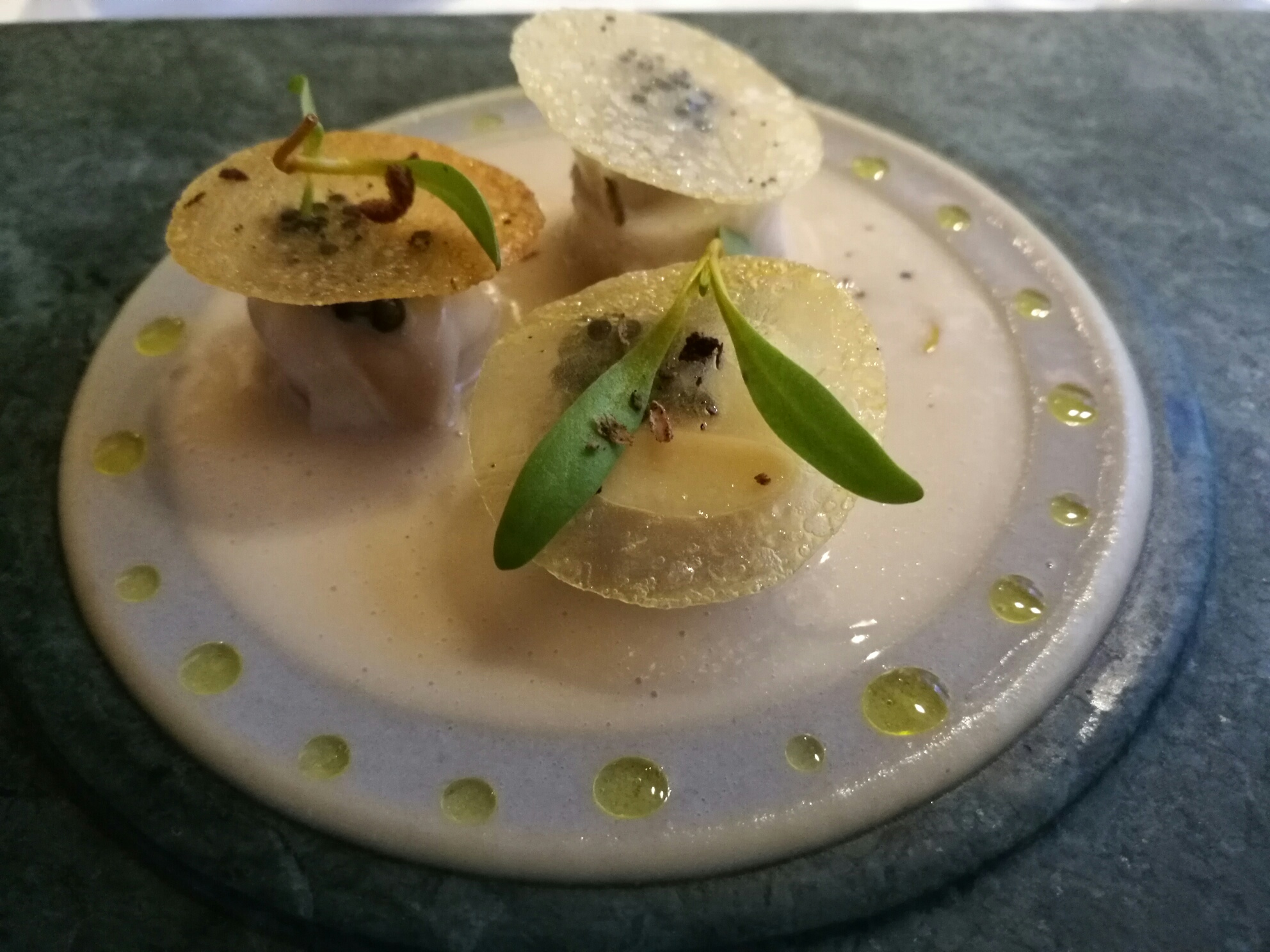 Lubina con caviar, patatas a la mantequilla y bayas de bataks. Foto: Mónica Ramírez