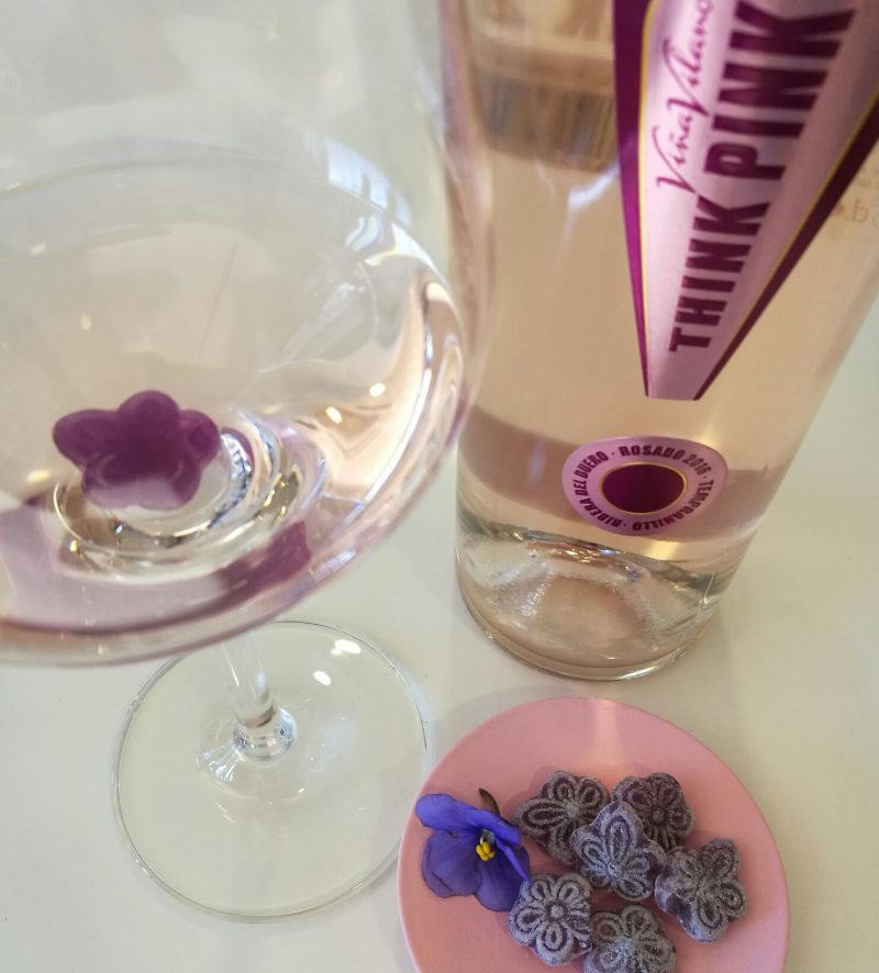 Caramelo de violeta en copa. Rosado Think Pink. Foto: Mónica Ramírez