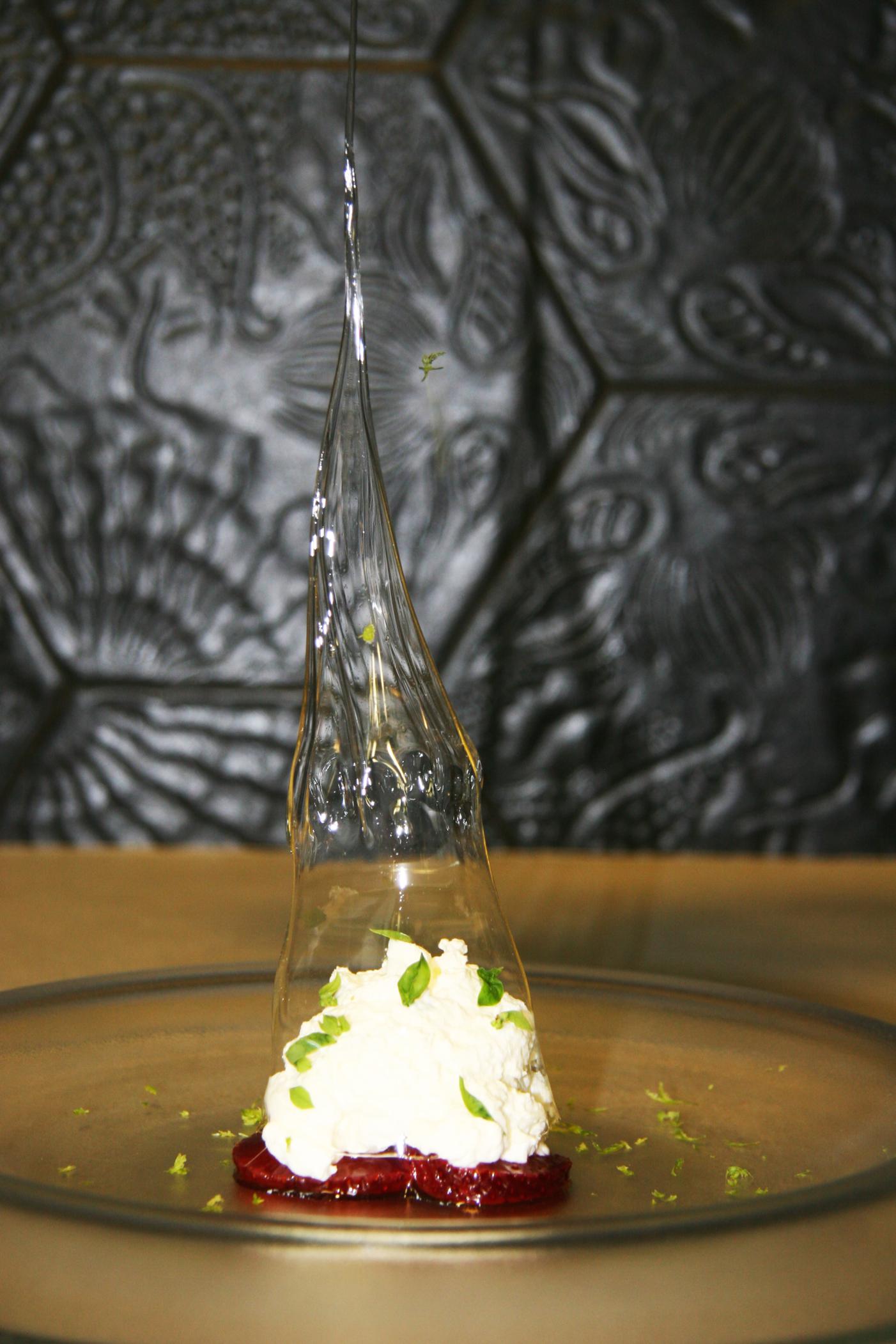 Fresas osmotizadas en su licor, espuma caliente de queso Altejó, cúpula de caramelo y albahaca fresca