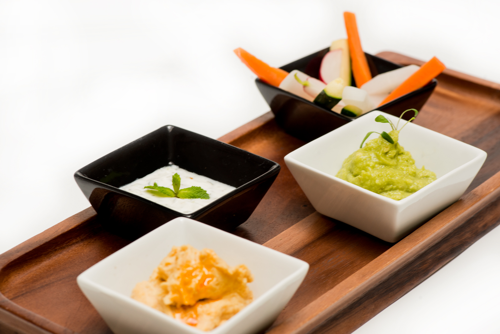 Dips de verduras con Tatziky, hummus y guacamole