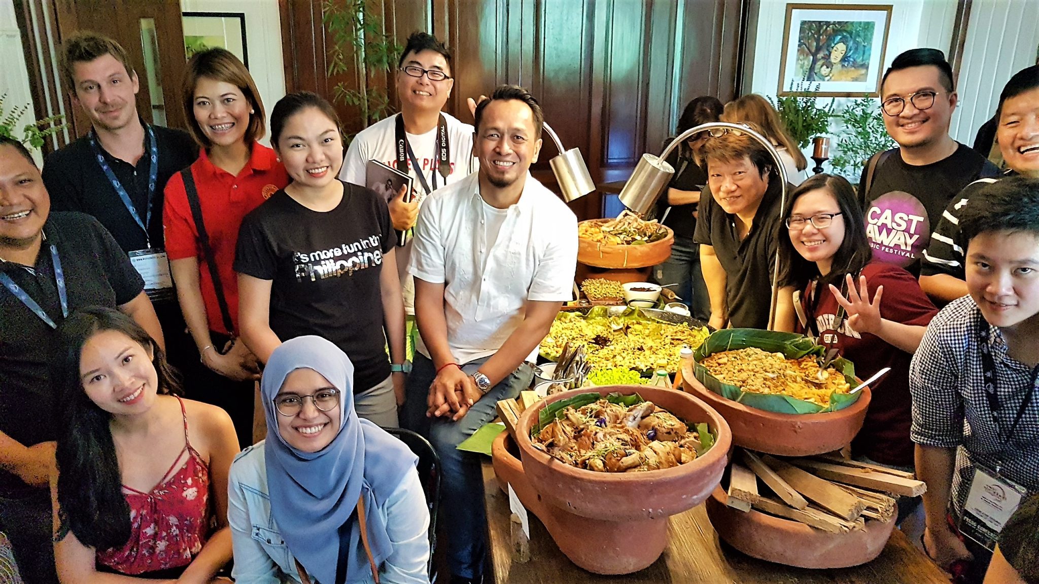 El chef Sau del Rosario, centro, y el grupo del Safari gastronómico en el restaurante 25 Seeds
