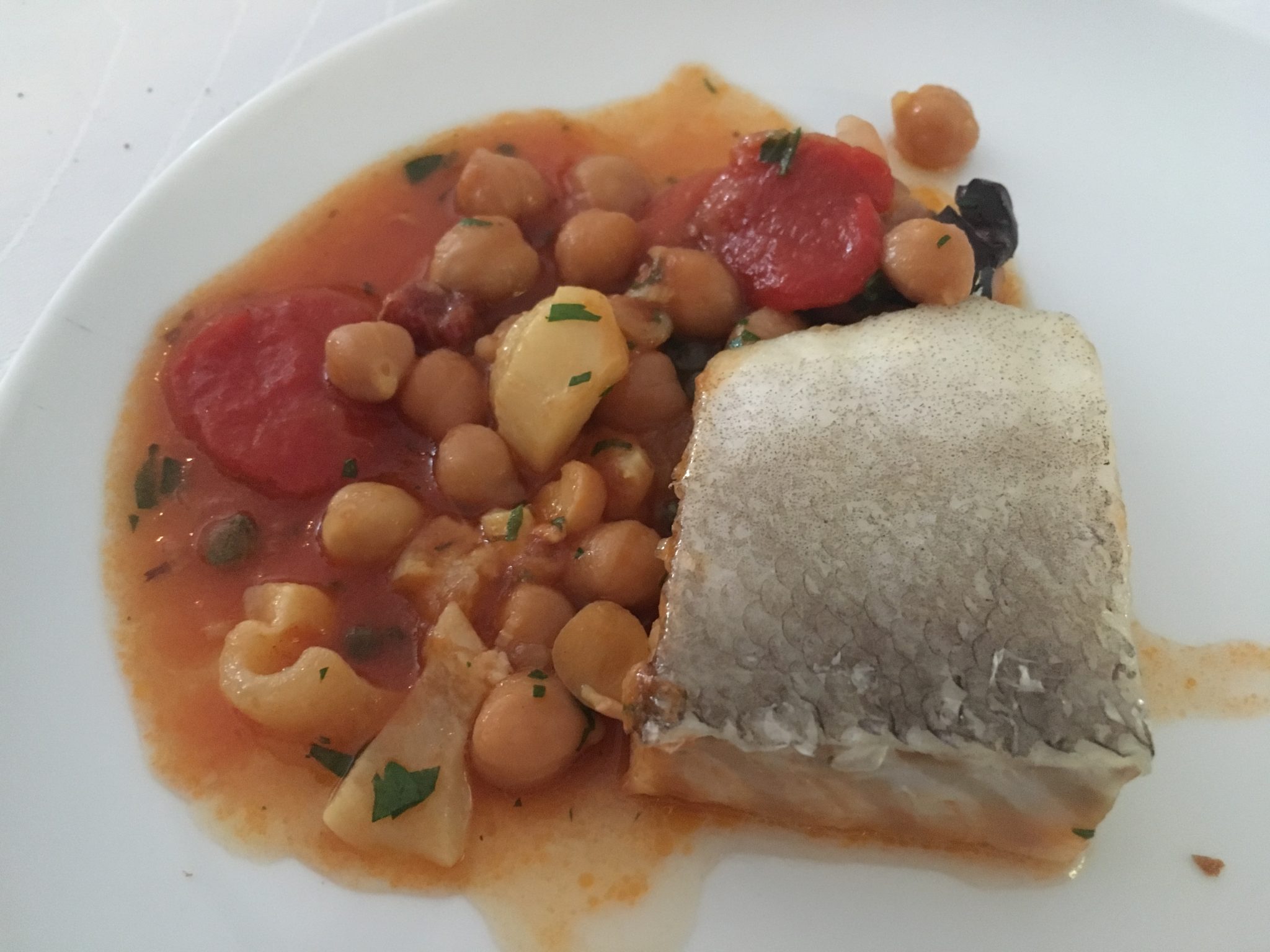 Bacalao con salsa de tomate y pimiento, más garbanzos y callos de bacalao. De Mauro Colagreco.
