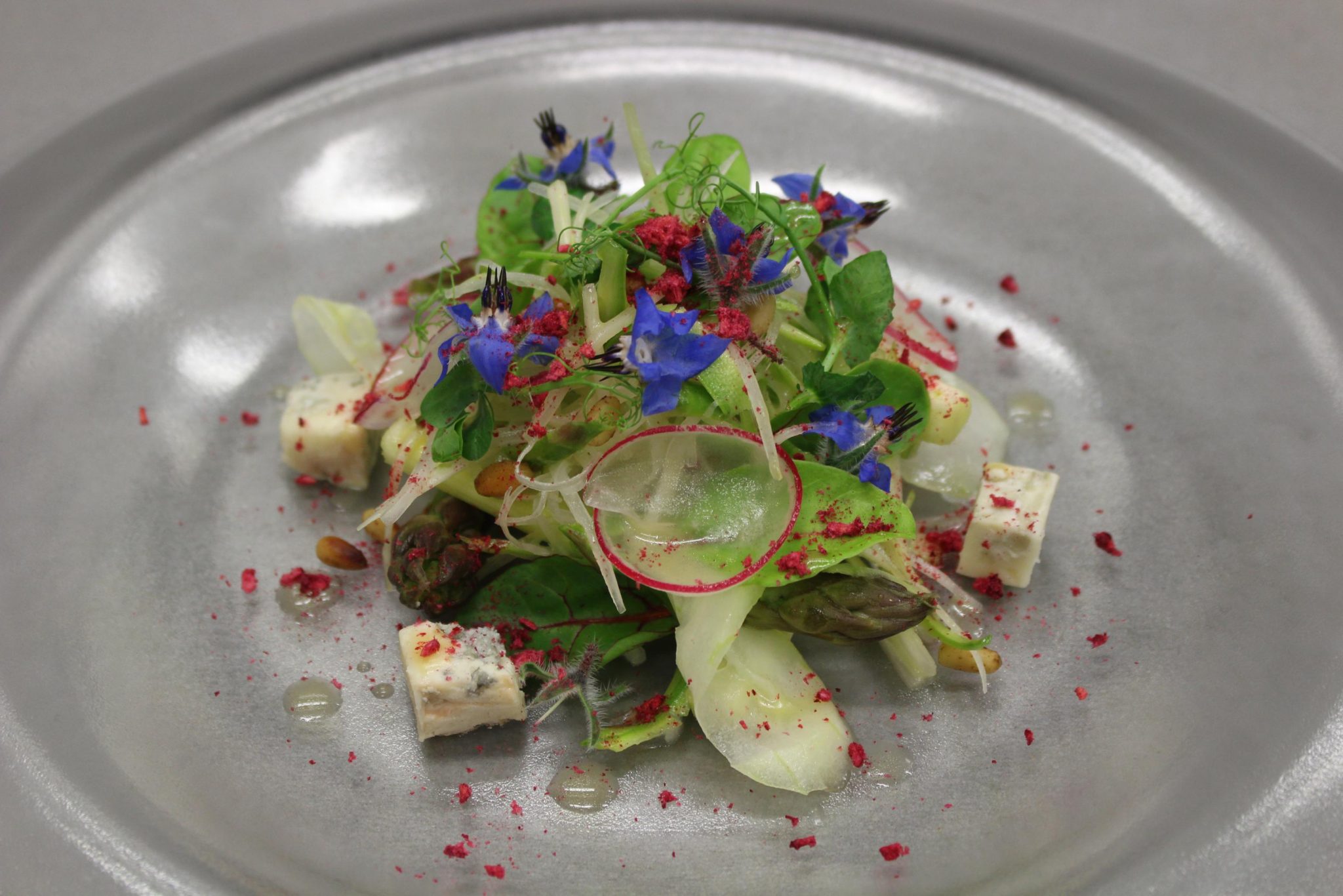 Ensalada de verduras en crudo y salteadas, queso “Blau Ceretà”, vinagreta  cítrica y flores - 7 Caníbales