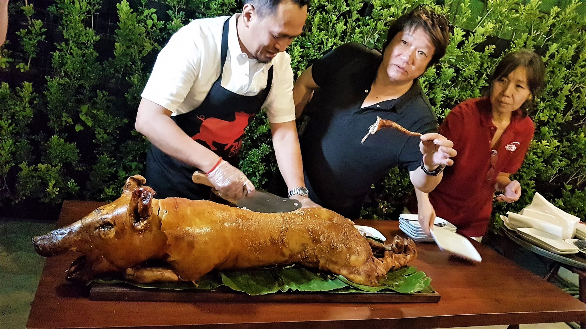 Partiendo el lechón. Restaurante Zubuchon. Manila. Filipinas. WSFC 17. Foto: xavier Agulló.