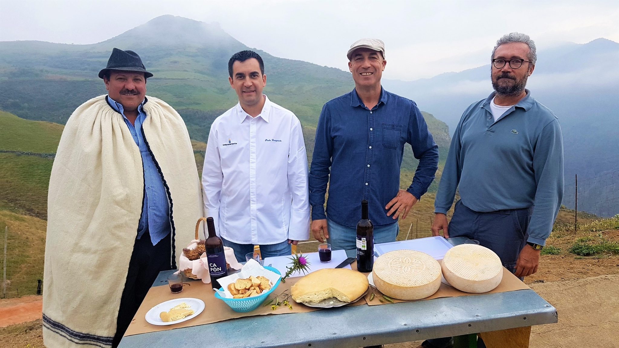 Cristóbal., Paolo, Isidoro y Yuri. El cortijo de Caideros. Guía. Gran Canaria, Islas Canarias. Foto: Xavier Agulló.