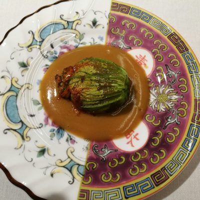 Flor de calabacín rellena de bogavante. Foto: Mónica Ramírez