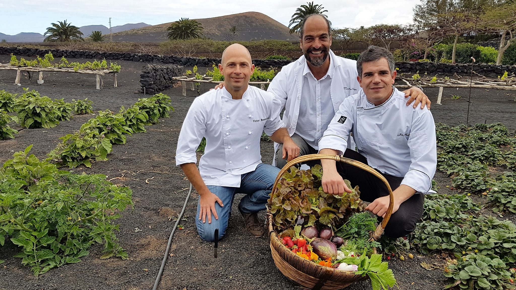 Víctor, Paco (Finca de Uga) y Joao. Finca de Uga. Lanzarote. Foto: Xavier Agulló.