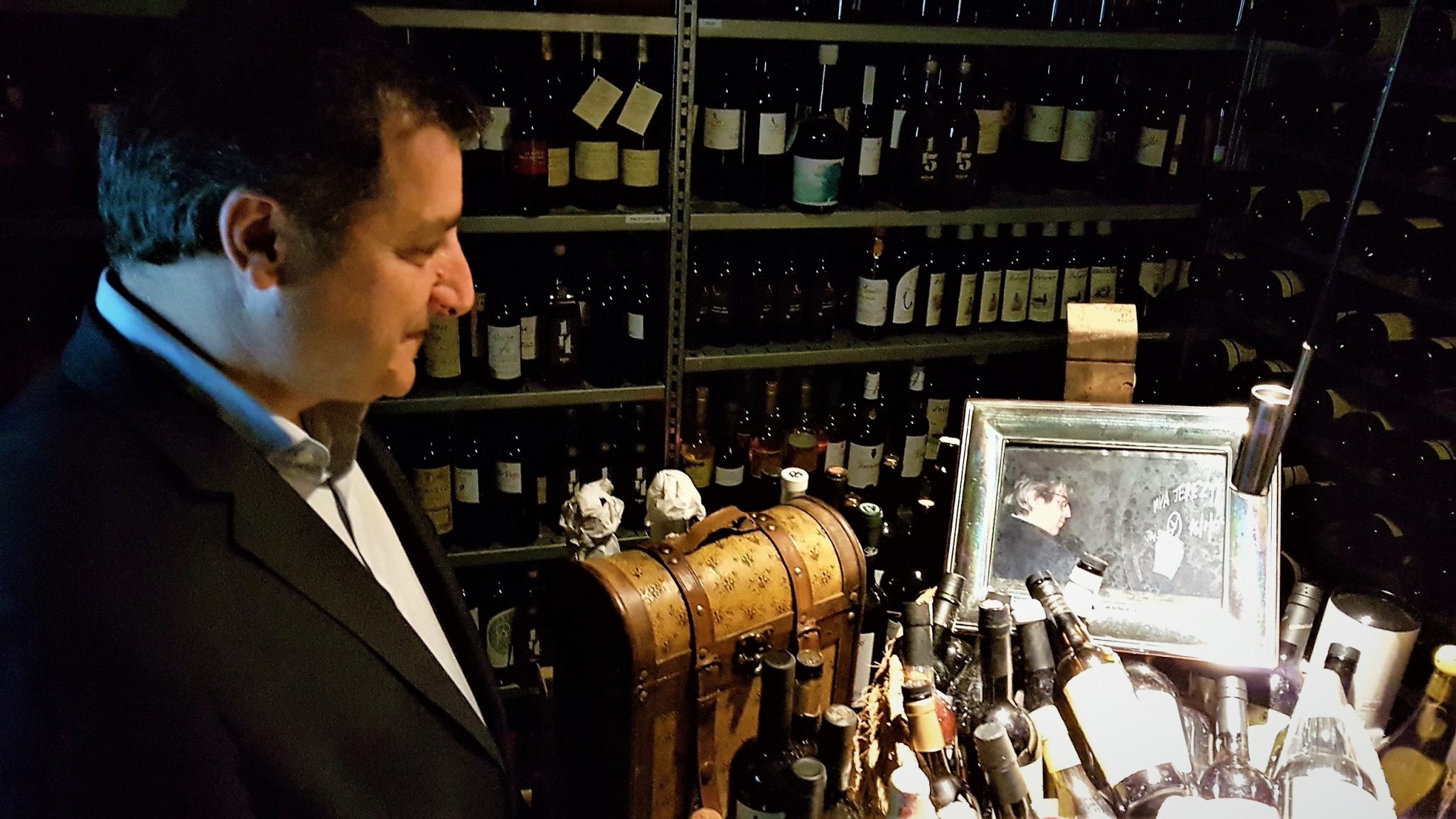 Pitu Roca en la bodega de El Celler con la foto de Juli Soler. El Celler de Can Roca. Girona. Foto: Xavier Agulló.