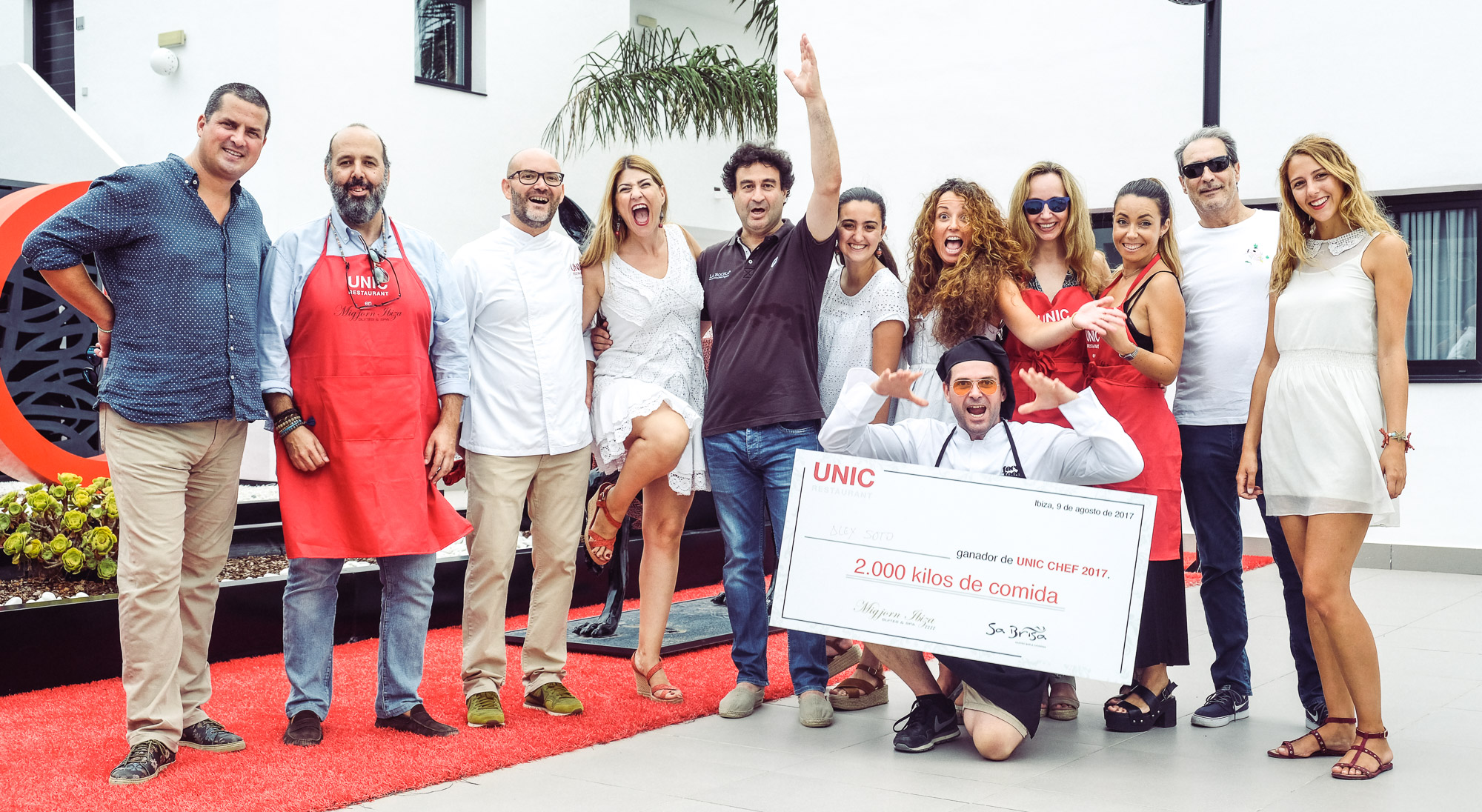 La troupe al completo. Restaurante Unic. Hotel Migjorn. Playa d'en Bossa. Ibiza.