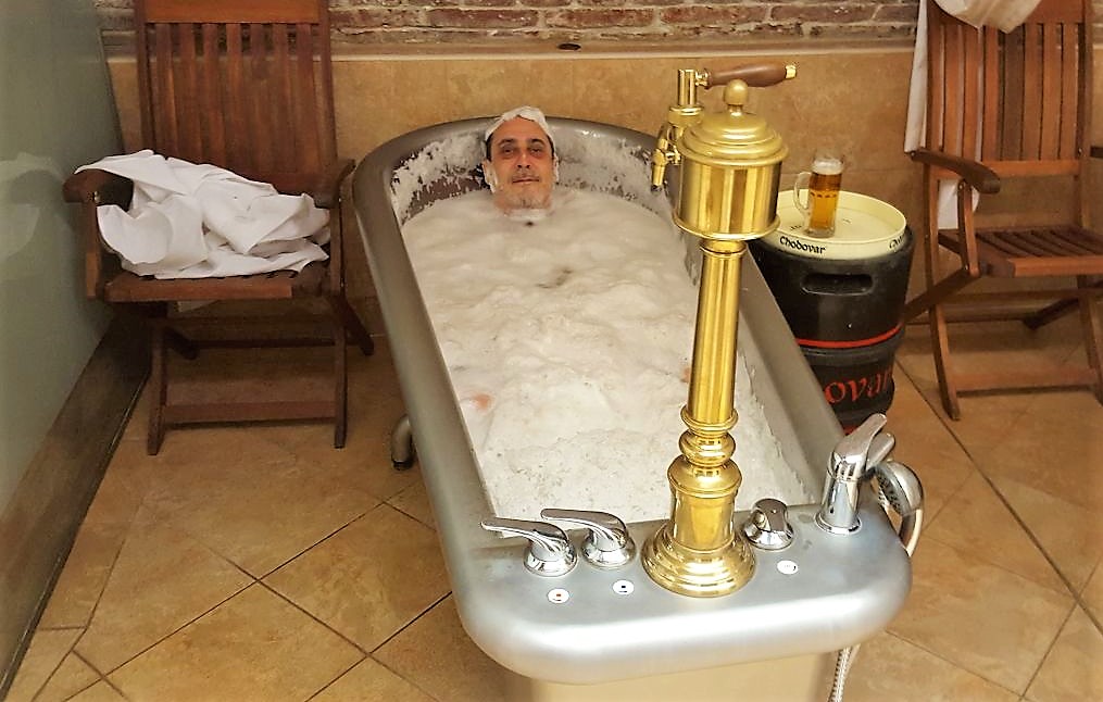Xavier Agulló bañándose en cerveza. Chodovar. República Checa.